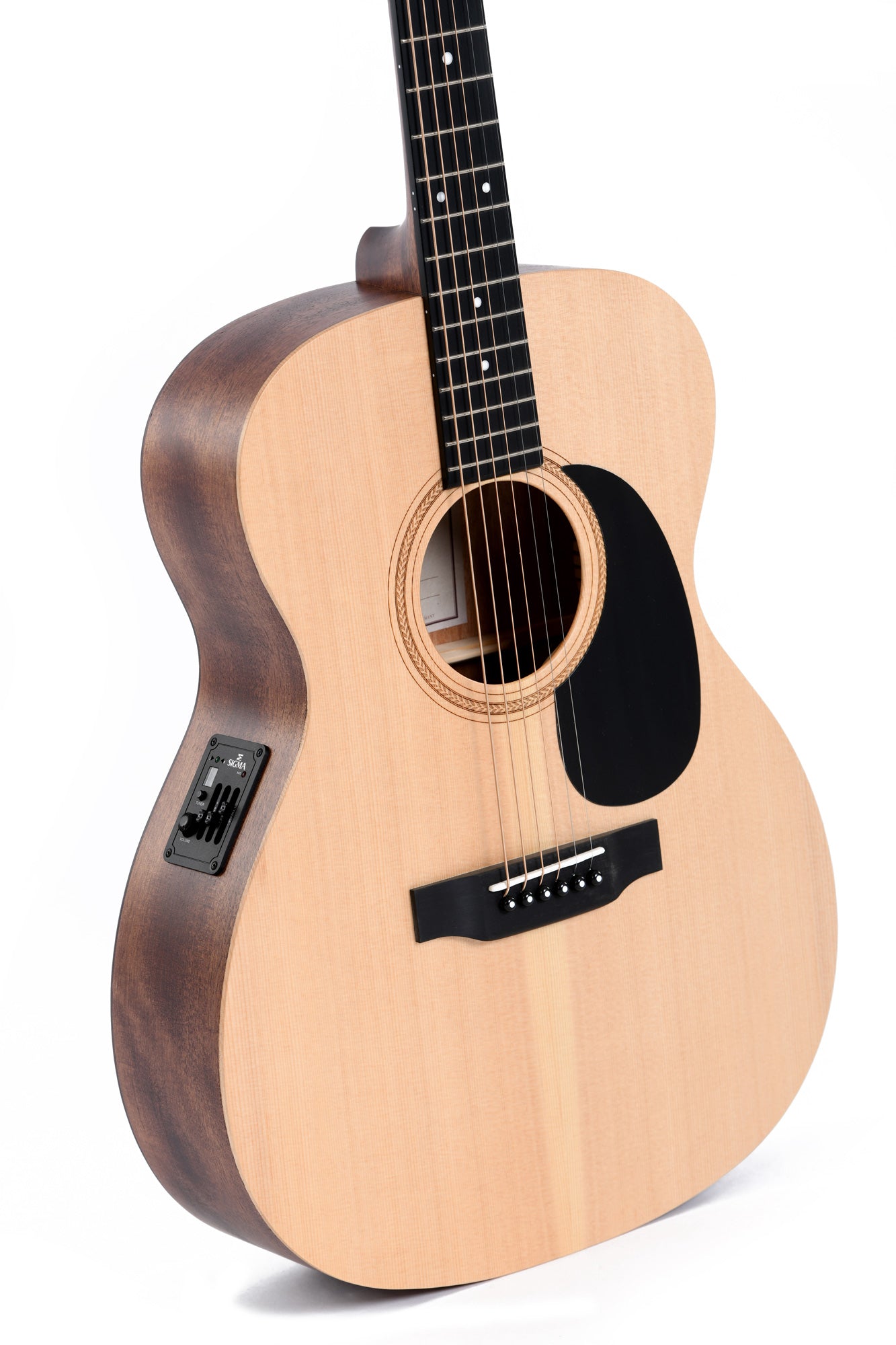 Sigma 000ME akustisk gitar med pickup-system