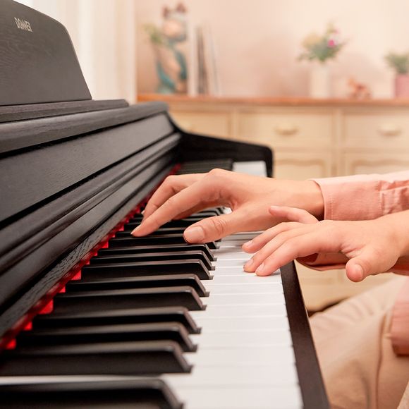 Donner DDP-100 el-piano, sort møbel