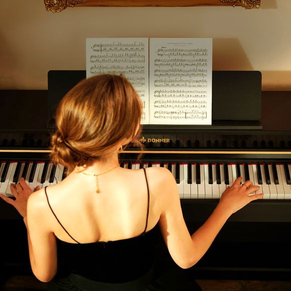 Donner DDP-400 el-piano , sort møbel